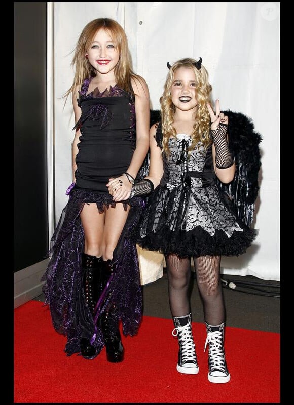 Noah Cyrus a 10 ans. La soeur de Miley Cyrus a sorti une ligne de prêt-à-porter pour petites filles composées de tutus, bas résille ou autre cuissardes. Elle n'hésite pas non plus à dévoiler ses gambettes dans des micros jupes ! Un scandale !