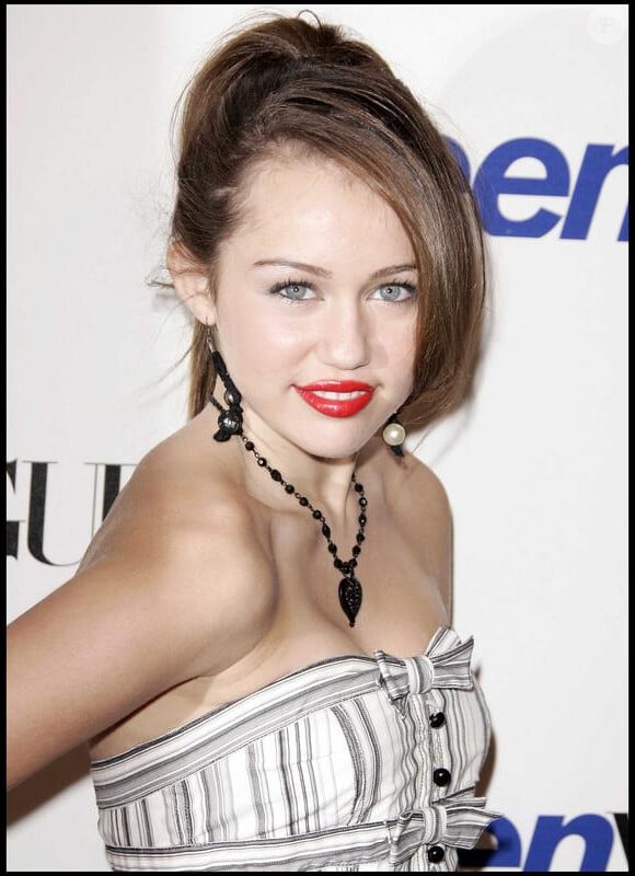 Miley Cyrus a déclenché un véritable scandale avec sa photo plutôt dénudée dans Vanity Fair alors âgée de 16 ans. Quant à son show autour d'une barre de striptease... c'est la goutte d'eau !