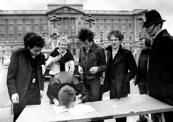 Malcolm McLaren avec les Sex Pistols, devant Buckingham Palace, en 1977