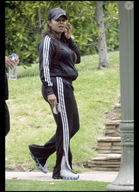 Janet Jackson joue elle aussi avec ses courbes, et en ce moment elle est au top !