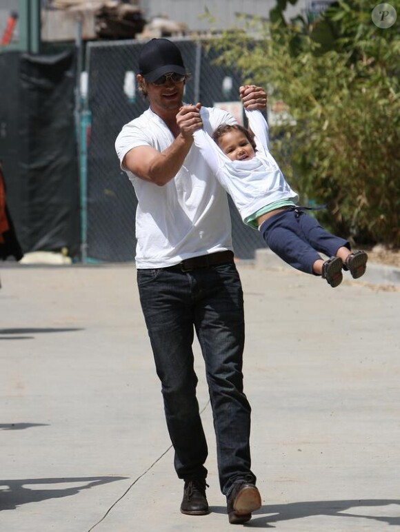 Halle Berry et Gabriel Aubry accompagnent Nahla au parc. Avril 2010