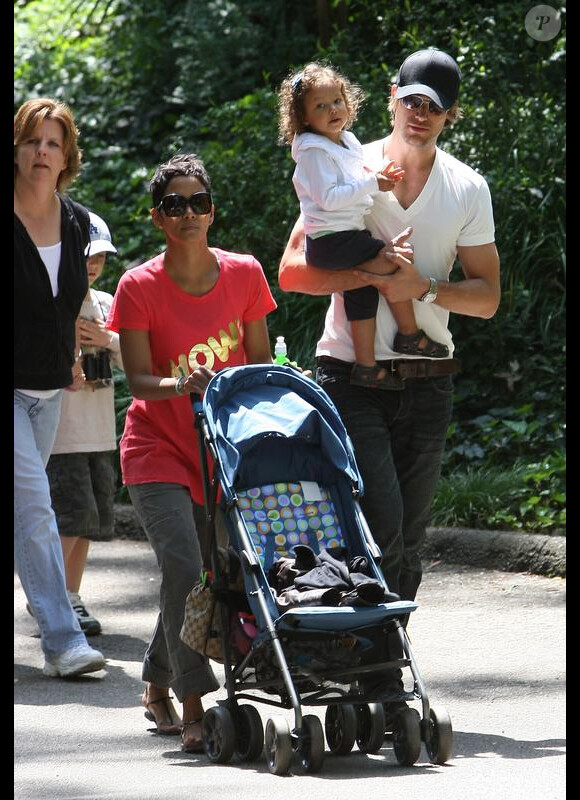 Halle Berry et Gabriel Aubry accompagnent Nahla au parc. Avril 2010