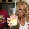 Pamela Anderson inaugure un nouveau milkshake sans lait au magasin Millions of Milkshakes, sur West Hollywood, le vendredi 9 avril.