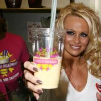 Pamela Anderson : maintenant, elle veut faire retirer le lait... des milkshakes ! A-t-elle perdu la raison ?