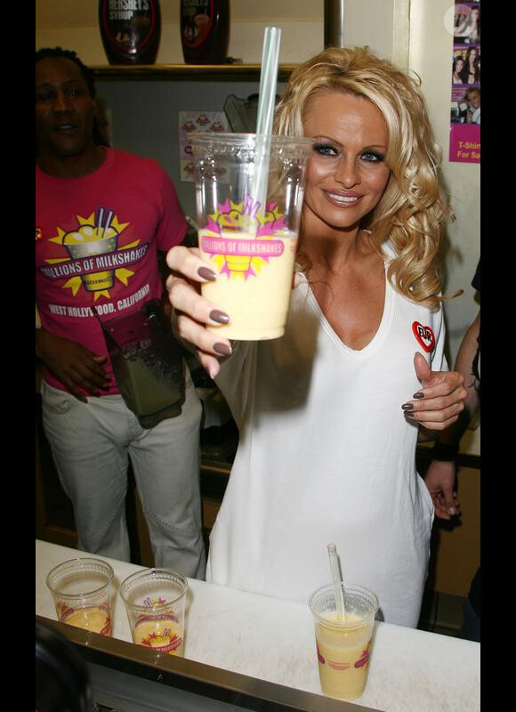 Pamela Anderson inaugure un nouveau milkshake sans lait au magasin Millions of Milkshakes, sur West Hollywood, le vendredi 9 avril.