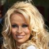 Pamela Anderson inaugure un nouveau milkshake sans lait au magasin Millions of Milkshakes, sur West Hollywood, le vendredi 9 avril.