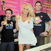 Pamela Anderson inaugure un nouveau milkshake sans lait au magasin  Millions of Milkshakes, sur West Hollywood, le vendredi 9 avril.