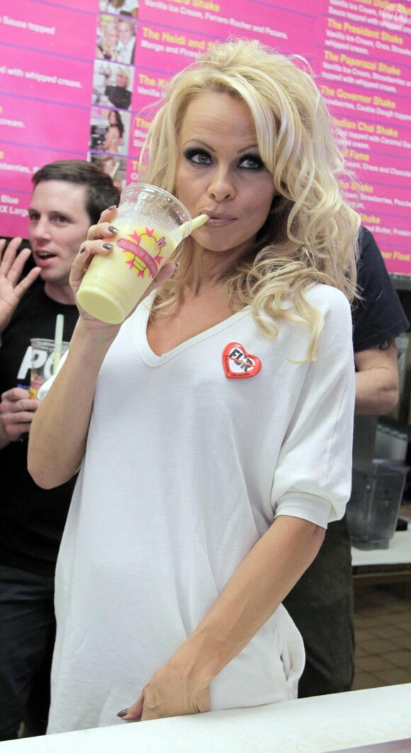 Pamela Anderson inaugure un nouveau milkshake sans lait au magasin  Millions of Milkshakes, sur West Hollywood, le vendredi 9 avril.