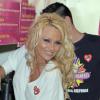 Pamela Anderson inaugure un nouveau milkshake sans lait au magasin  Millions of Milkshakes, sur West Hollywood, le vendredi 9 avril.