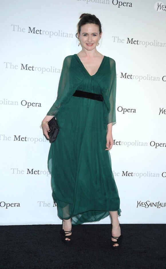 Emily Mortimer à l'occasion de la Première d'Armida, sponsorisé par Yves Saint Laurent, au Metropolitan Opera de New York, le 12 avril 2010.