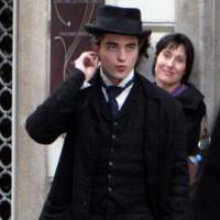 Le beau Robert Pattinson troque ses dents contre costume et chapeau d'époque... Et il est toujours aussi séduisant !