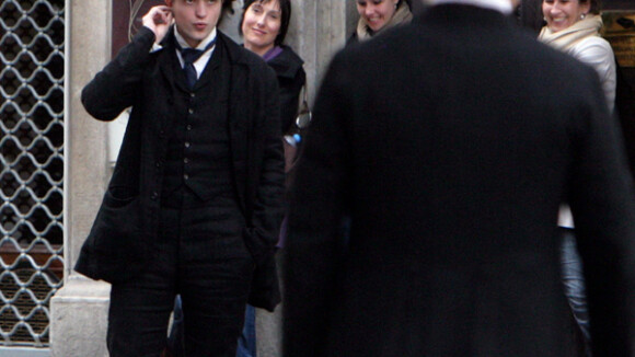 Le beau Robert Pattinson troque ses dents contre costume et chapeau d'époque... Et il est toujours aussi séduisant !
