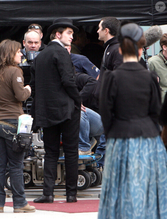 Robert Pattinson sur le tournage de Bel Ami, à Budapest.