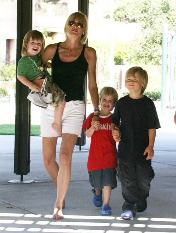 Maman sur le tard, Sharon Stone profite pleinement de l'enfance de ses trois fils, Roan, 10 ans, Laird, 5 ans et Quinn, 3 ans.