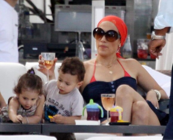 Sous l'oeil de leur maman, la chanteuse Jennifer Lopez, les jumeaux Max et Emme, 2 ans, expérimentent la vie.