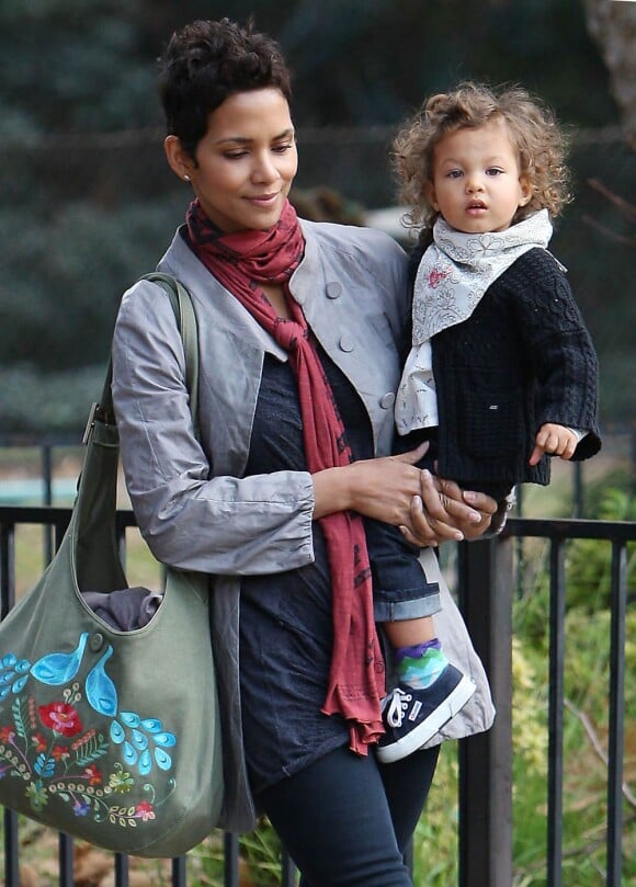 La jolie petite Nahla, 2 ans, fait le bonheur de sa maman, l'actrice oscarisée Halle Berry, qui ne court plus les tournages mais préfère accompagner sa fille au zoo.