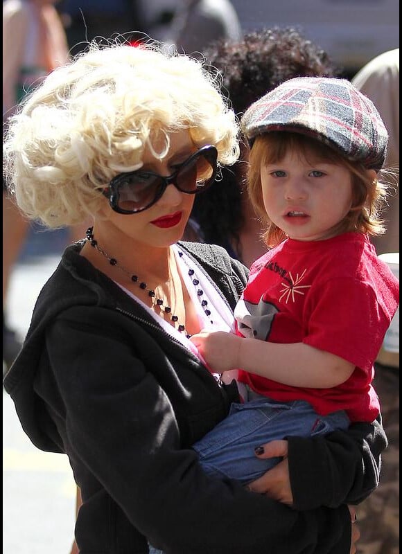 Dès qu'elle le peut, Christina Aguilera passe tout son temps libre avec son fils unique Max... Quelle maman poule !