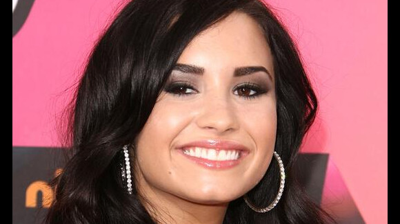 La charmante Demi Lovato a fait le grand saut... Résultat : elle a le visage en sang !