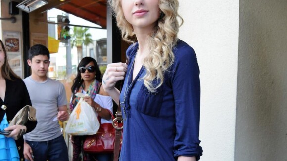 Taylor Swift : Elle dévoile ses superbes jambes et... fait de l'ombre à ses copines !