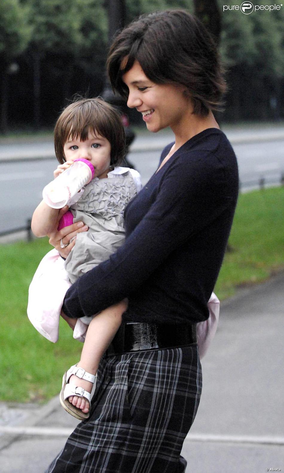 Avec Maman Et Deja En Robe Couture Suri Cruise Etait Un Bebe Adorable Purepeople