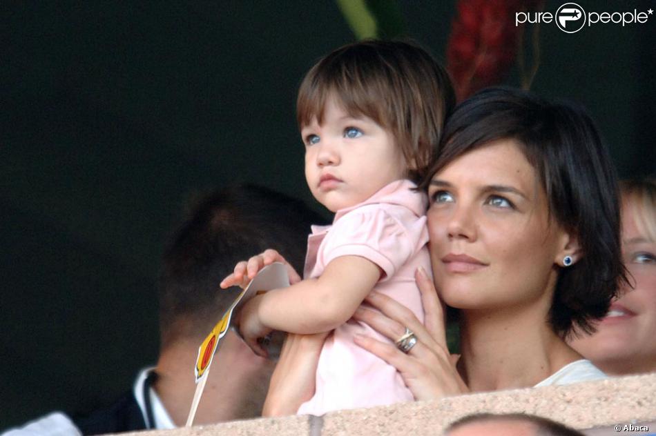 Suri Cruise Souffle Ses Quatre Bougies Ici Avec Katie Holmes A 1 An Et Demi Purepeople Suri Cruise Souffle Ses Quatre Bougies Ici Avec Katie Holmes A 1 An Et Demi Purepeople