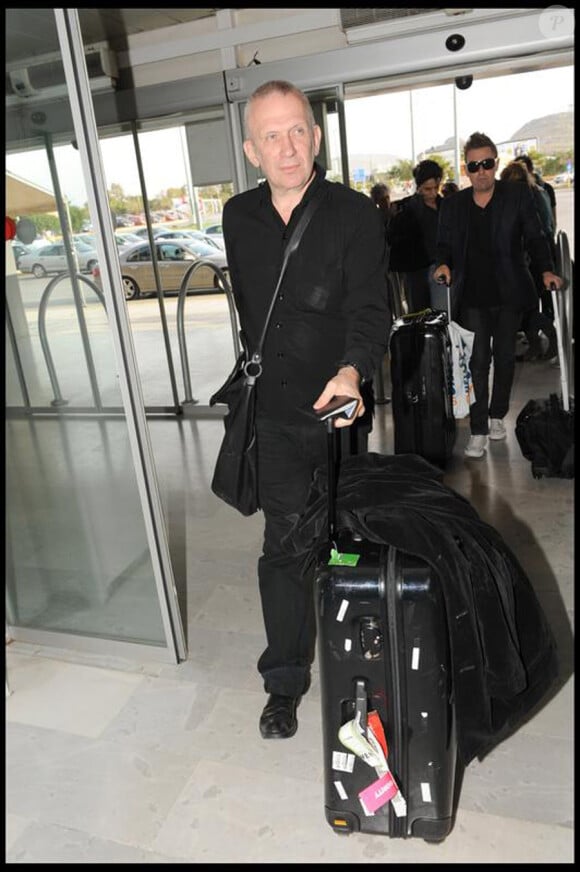 Jean-Paul Gaultier essaye de rentrer à Paris malgré le fait que les aéroports soient fermés à cause du volcan.