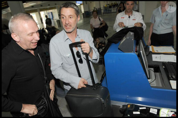 Antoine de Caunes et Jean-Paul Gaultier ont été rapatriés de Grèce, le  19 avril 2010