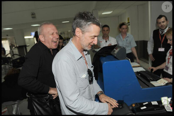 Antoine de Caunes et Jean-Paul Gaultier ont été rapatriés de Grèce, le 19 avril 2010