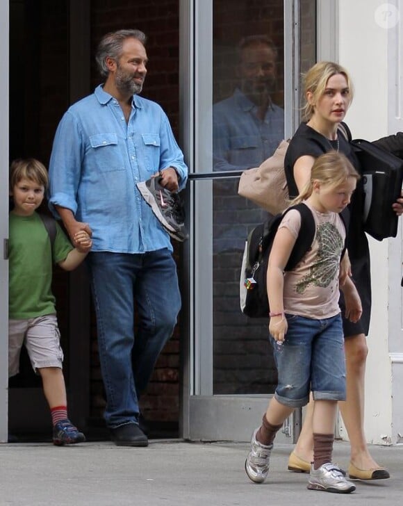 Kate Winslet et Sam Mendes et leurs enfants le 8 avril 2010 à New York