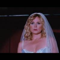 Regardez Kim Cattrall, vêtue d'une robe de mariée... jouer les stripteaseuses !