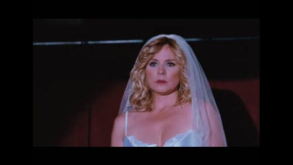 Regardez Kim Cattrall, vêtue d'une robe de mariée... jouer les stripteaseuses !
