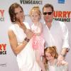Brooke Shields en famille lors de la première du film Furry Vengeance à Los Angeles, le 18 avril 2010