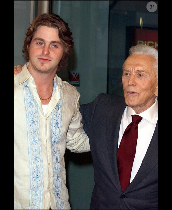 Cameron Douglas avec son grand-père Kirk, en avril 2003