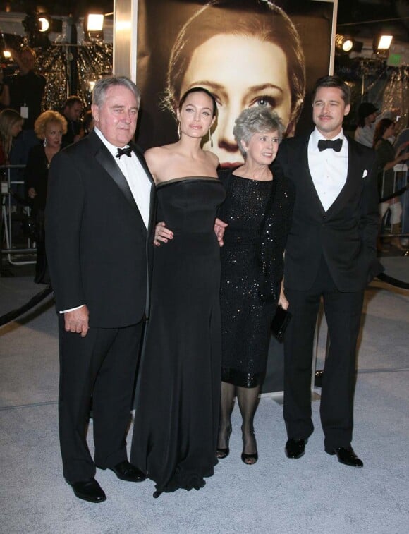 Brad Pitt, ses parents et Angelina, décembre 2008 !