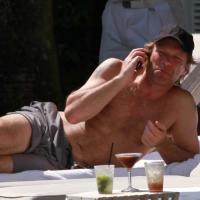 Jon Bon Jovi : La belle vie au bord de la piscine... avec cocktails à volonté !
