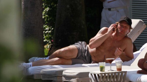 Jon Bon Jovi : La belle vie au bord de la piscine... avec cocktails à volonté !