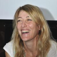 Valeria Bruni-Tedeschi attend Cannes, mais de façon toujours aussi... relax !