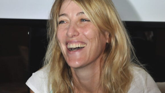 Valeria Bruni-Tedeschi attend Cannes, mais de façon toujours aussi... relax !
