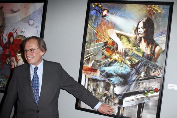 Pal Sarkozy devant le tableau qu'il a consacré à Carla Bruni, sa bru, à l'Espace Pierre Cardin, le 24 avril 2010. Le tableau s'appelle CBS