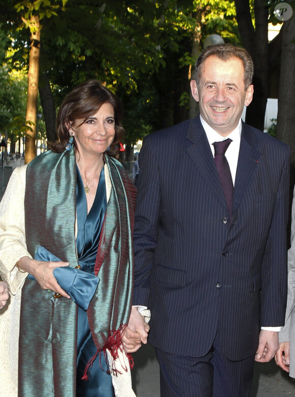 Vernissage de l'exposition des tableaux de Pal Sarkozy, à l'Espace Pierre Cardin, le 24 avril 2010. Ici Guillaume sarkozy et son épouse.