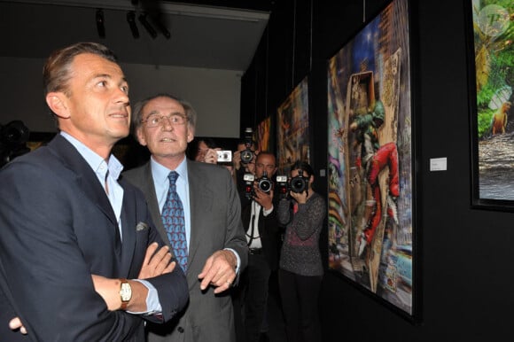 Vernissage de l'exposition des tableaux de Pal Sarkozy, à l'Espace Pierre Cardin, le 24 avril 2010. Ici Fraçois et son père Pal