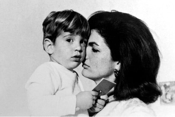 Jackie Kennedy avec son fils John John en 1963