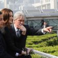 Carla Bruni et Nicolas Sarkozy visitent le pavillon français de l'Exposition universelle de Shanghaï, accompagnés de l'acteur Alain Delon, parrain du bâtiment. 29/04/2010 