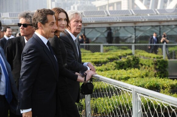 Carla Bruni et Nicolas Sarkozy visitent le pavillon français de l'Exposition universelle de Shanghaï, accompagnés de l'acteur Alain Delon, parrain du bâtiment. 29/04/2010