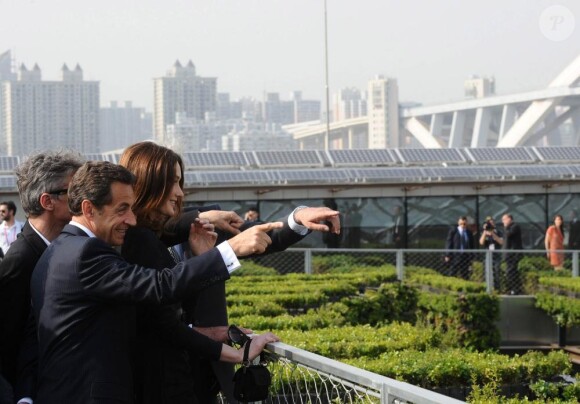 Carla Bruni et Nicolas Sarkozy visitent le pavillon français de l'Exposition universelle de Shanghaï, accompagnés de l'acteur Alain Delon, parrain du bâtiment. 29/04/2010