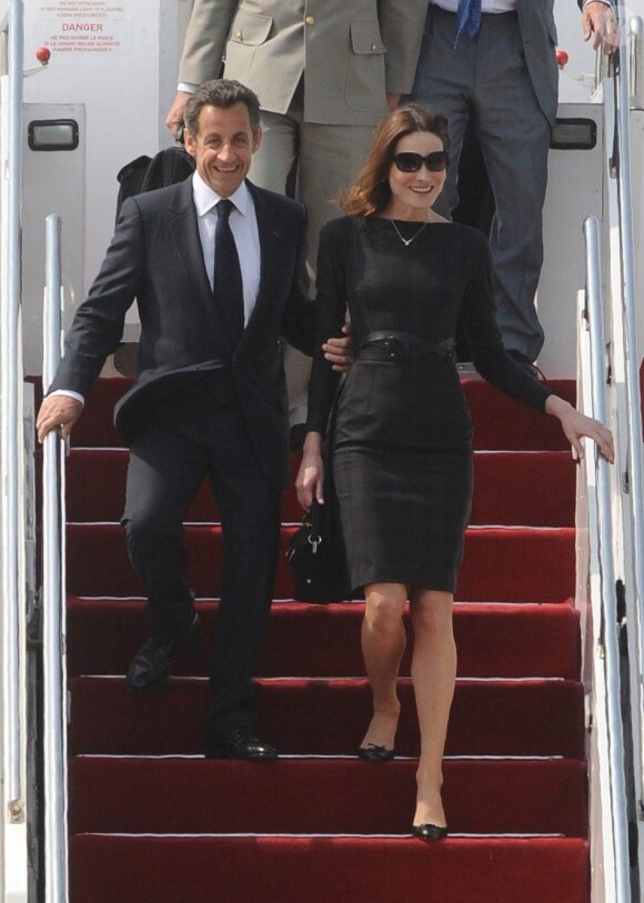 Carla Bruni et Nicolas Sarkozy arrivent à Shanghaï. 29/04/2010