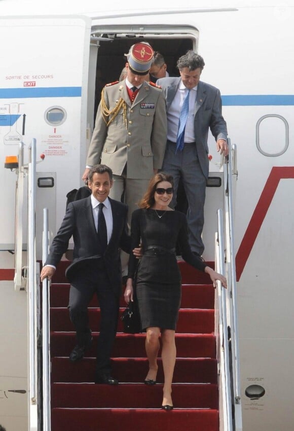 Carla Bruni et Nicolas Sarkozy arrivent à Shanghaï. 29/04/2010