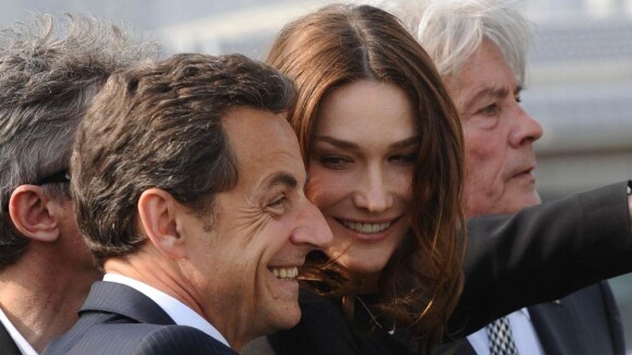 Nicolas Sarkozy et Carla Bruni : un duo amoureux et émerveillé, aux côtés du chic Alain Delon !
