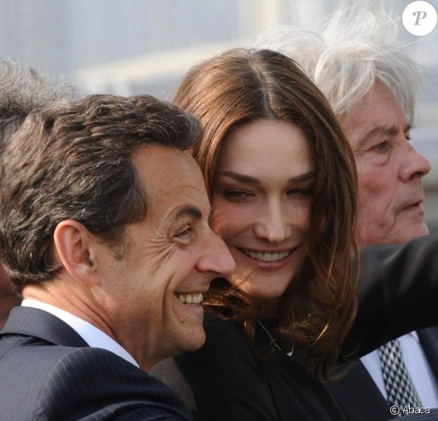 Carla Bruni et Nicolas Sarkozy visitent le pavillon français de l'Exposition universelle de Shanghaï, accompagnés de l'acteur Alain Delon, parrain du bâtiment. 29/04/2010