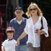 Kate Hudson et son fils Ryder, 6 ans, se promènent dans Soho le 30 avril 2010. Ryder est un pro de la trottinette !
